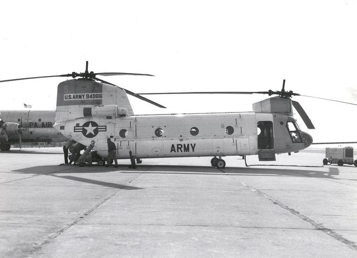 Boeing YHC-1B Chinook helicopter 59-04986.
