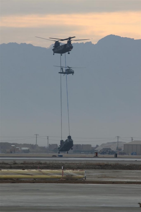 91-00252 slinging 87-00082 at Bagram Air Base in Afghanistan.