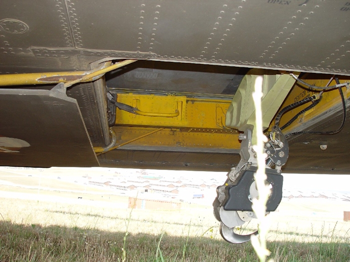 July 2002: Another view of the center cargo hook on 89-00138.