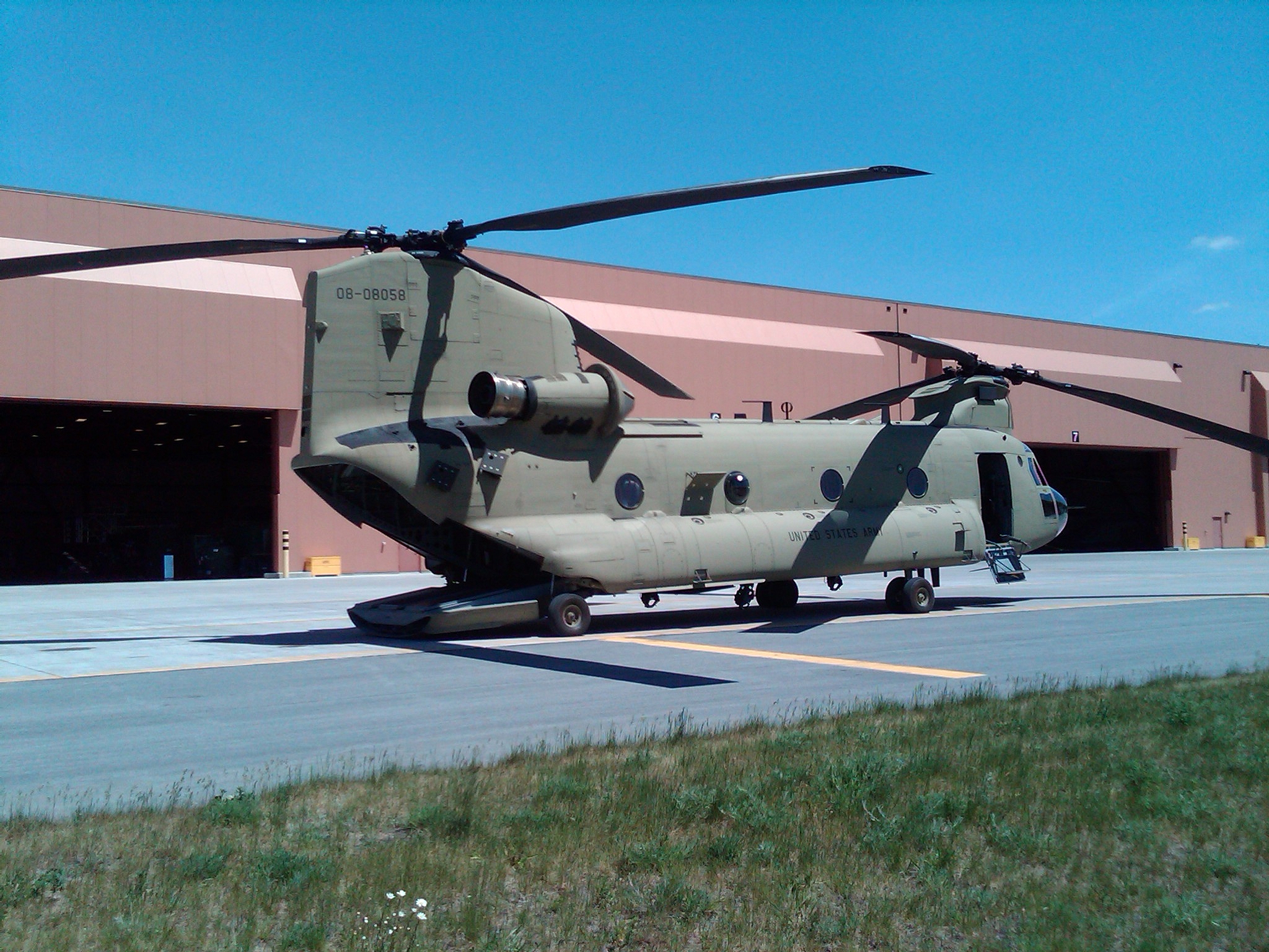 Boeing CH-47F Chinook helicopter 08-08058.