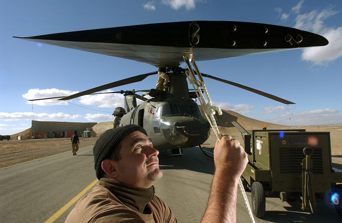 India - CH-47 Chinook (  helicóptero de transporte de carga pesada) Australia_Man_with_Blade_a