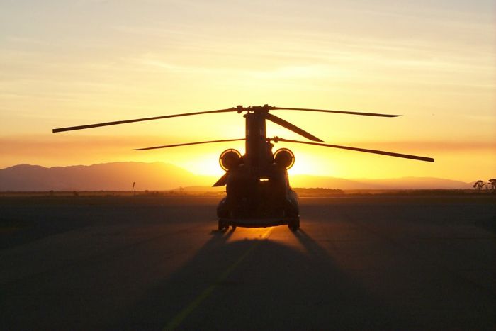 CH-47 Chinook (  helicóptero de transporte de carga pesada) Chinook_Sunset_2_b