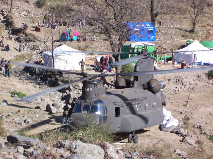 A CH-47D Chinook helicopter of the Company B, 7th Battalion, 158th Aviation Regiment, United States Army Reserve(USAR), makes use of a tight landing zone during a relief flight to a remote Pakistan village.
